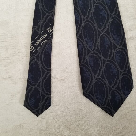 Vintage Valentino Cravatte Tie 100% Silk Hand Made in Italy W 3 3/8 by L 56 3/8 - Picture 7 of 9